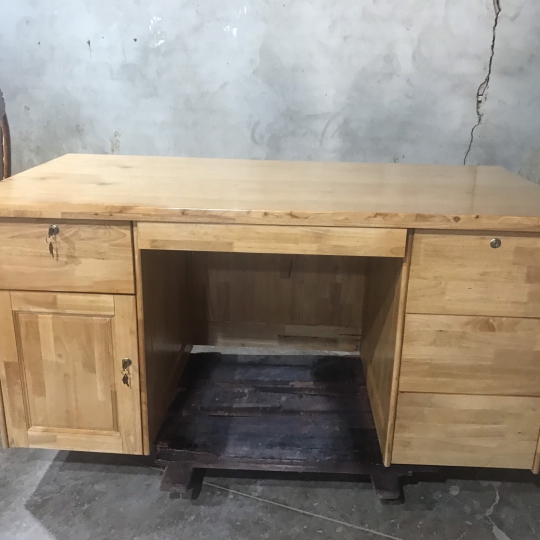 BÀN LAM VIỆC VÁN GHÉP CAO SU 1M6